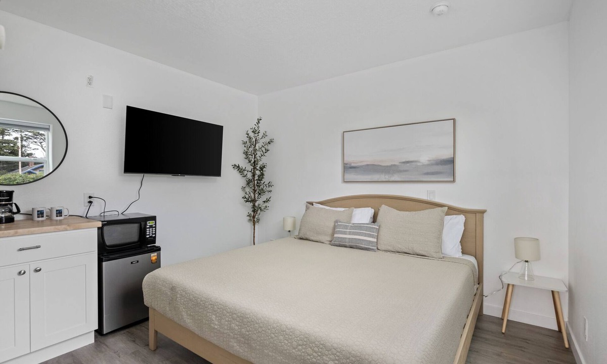 Rockaway Beach Condo | Ocean Rogue Inn Suite #11 - Studio Apartment