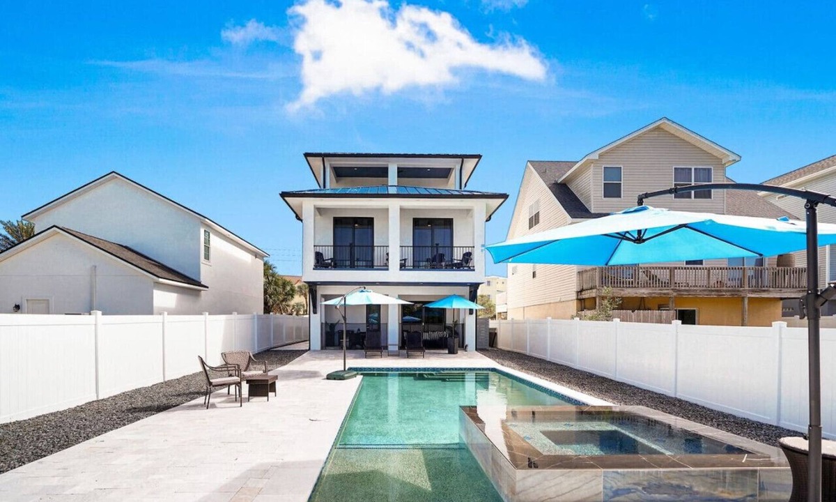 Painters Hill House | Ocean Shore Villa - Summer Paradise- pool and beach!