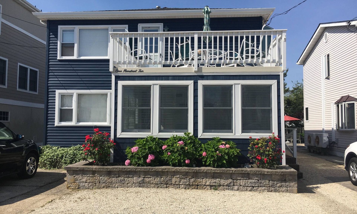 Beach Haven Gardens House | Ocean side 3 Bdrm - 8 to beach - Top floor, clean, bright & comfortable