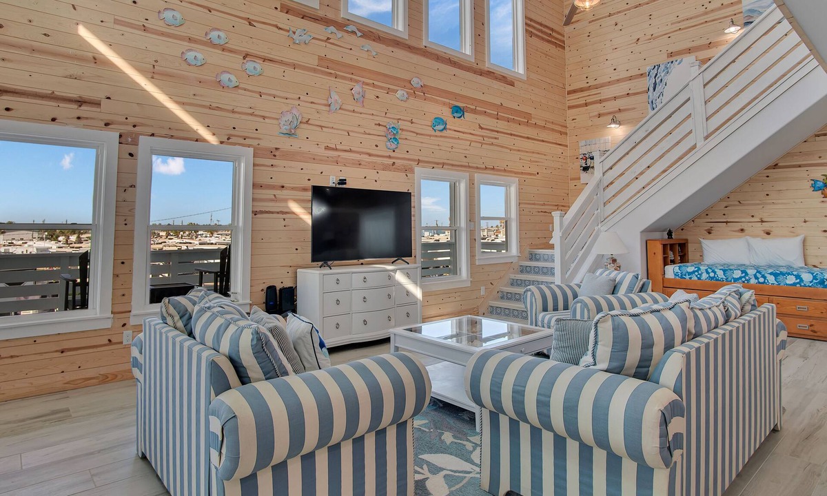 Leeward Sands House | Ocean Spirit | Near the Beach, Shopping + Dining!