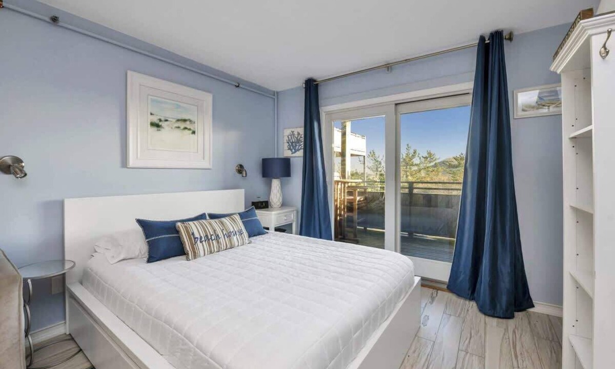 Napeague Apartment | Ocean theme Balcony-View Studio Apt w/1 BTH & Tub