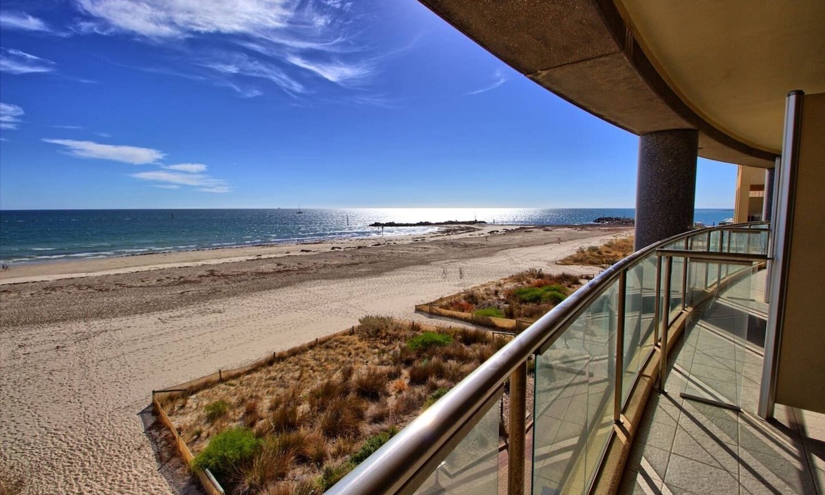 Glenelg Apartment | Ocean View 1BR Private balcony OAKS PIER