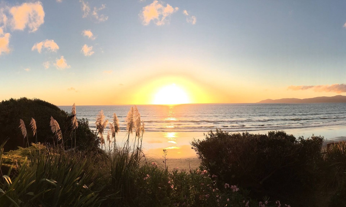 Raumati South House | Ocean view Bach