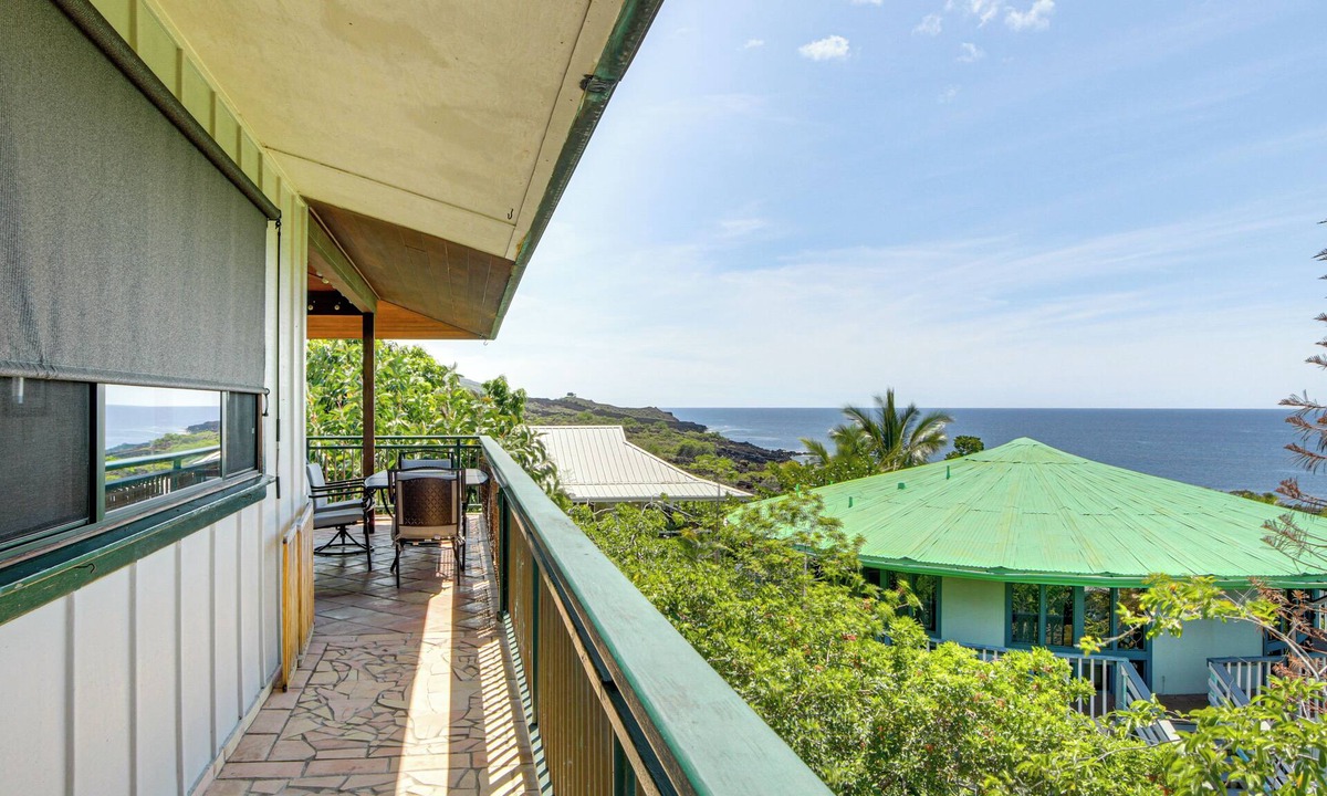 Kona Paradise House | Ocean-View Bungalow: Walk to Pebbles Beach!