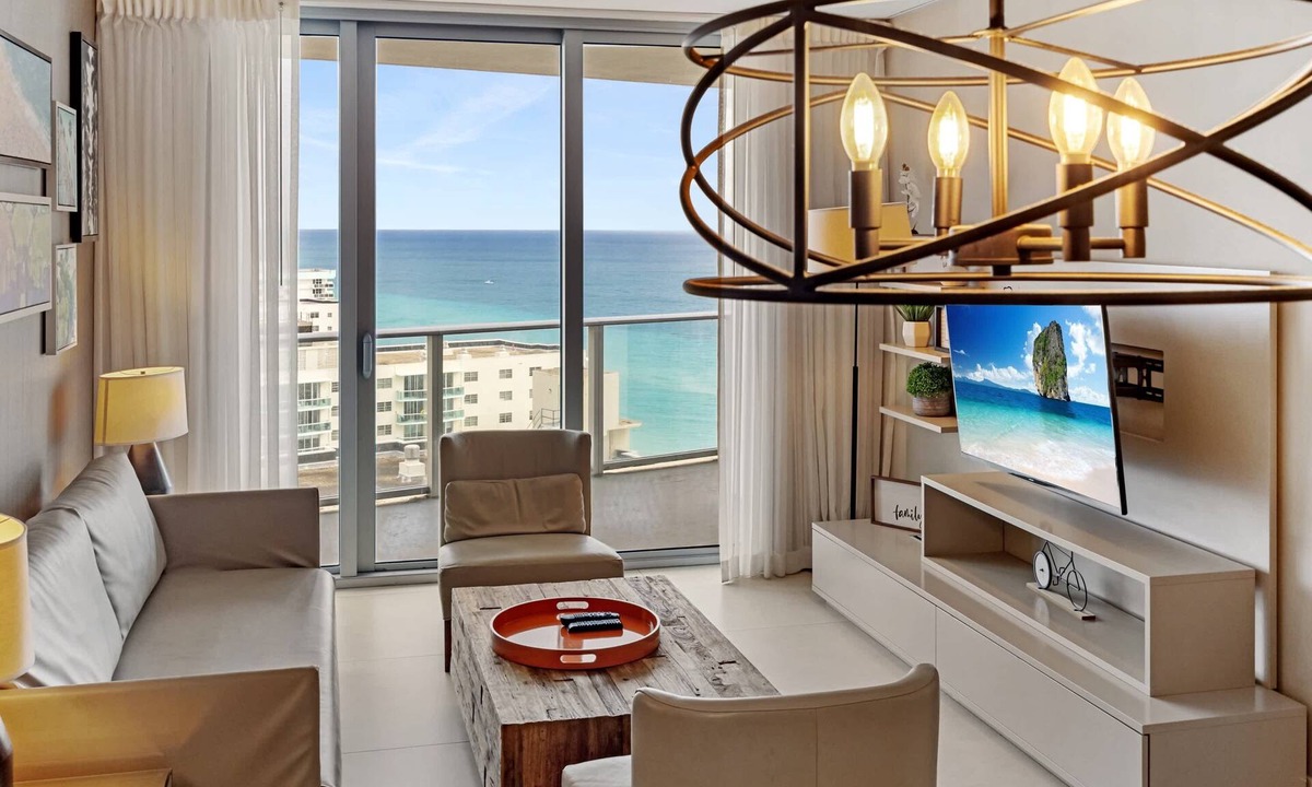 Hollywood South Central Beach Condo | Ocean View Condo with Balcony and Pools