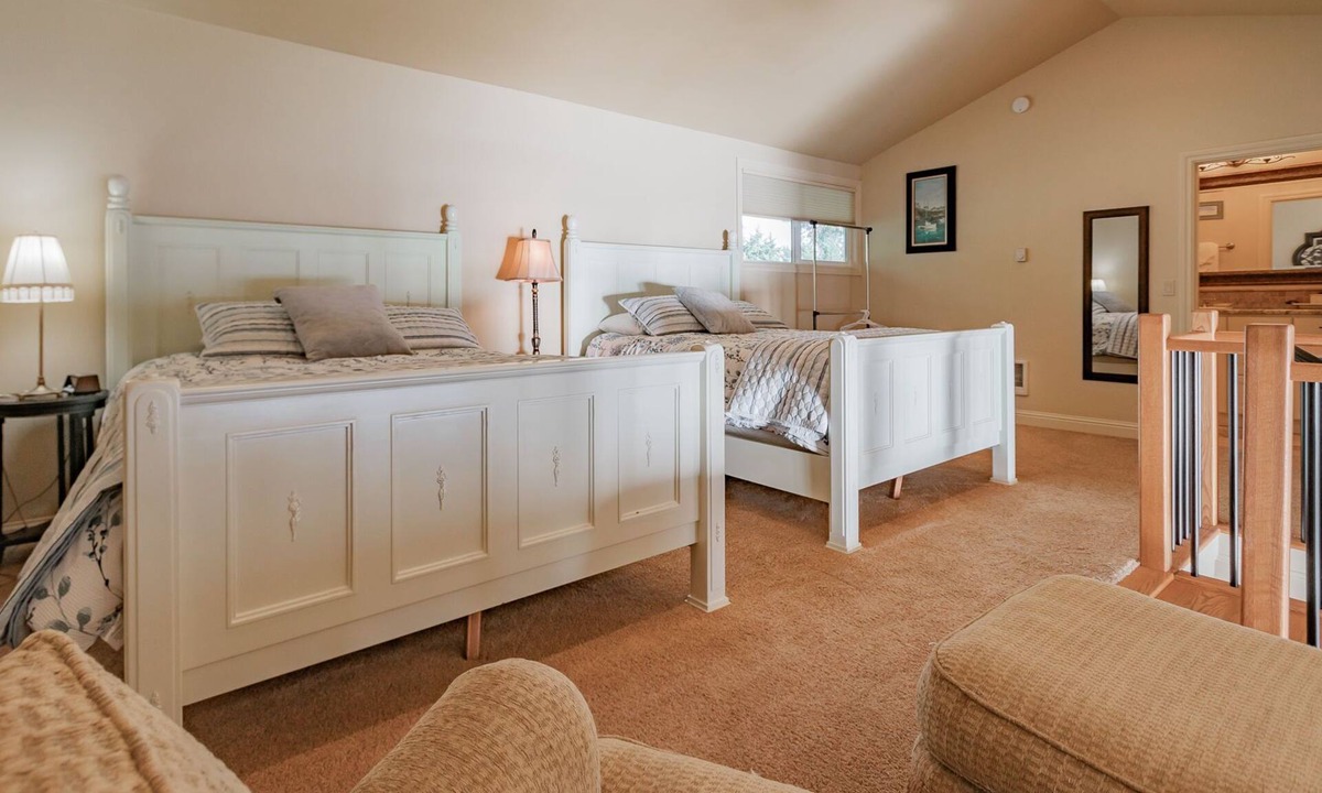 Otter Rock Apartment | Ocean-View Loft with Kitchen & Balcony