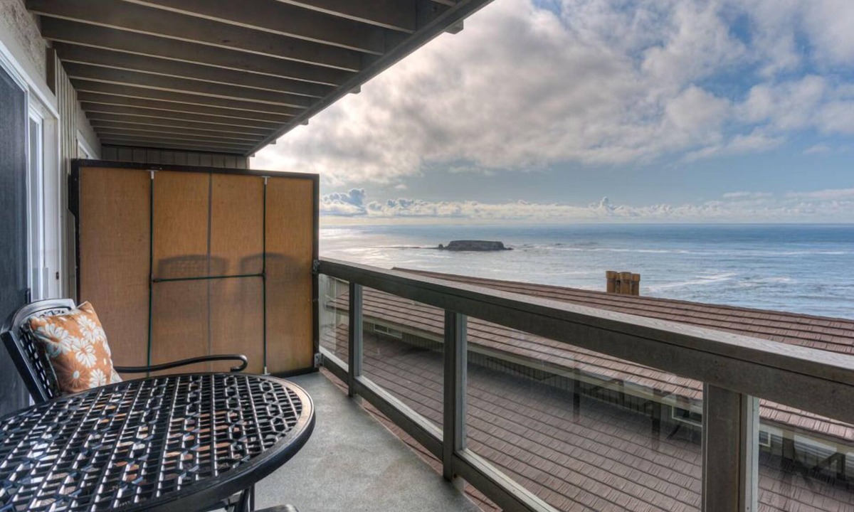 Otter Rock Apartment | Ocean-View Queen Studio with Private Balcony