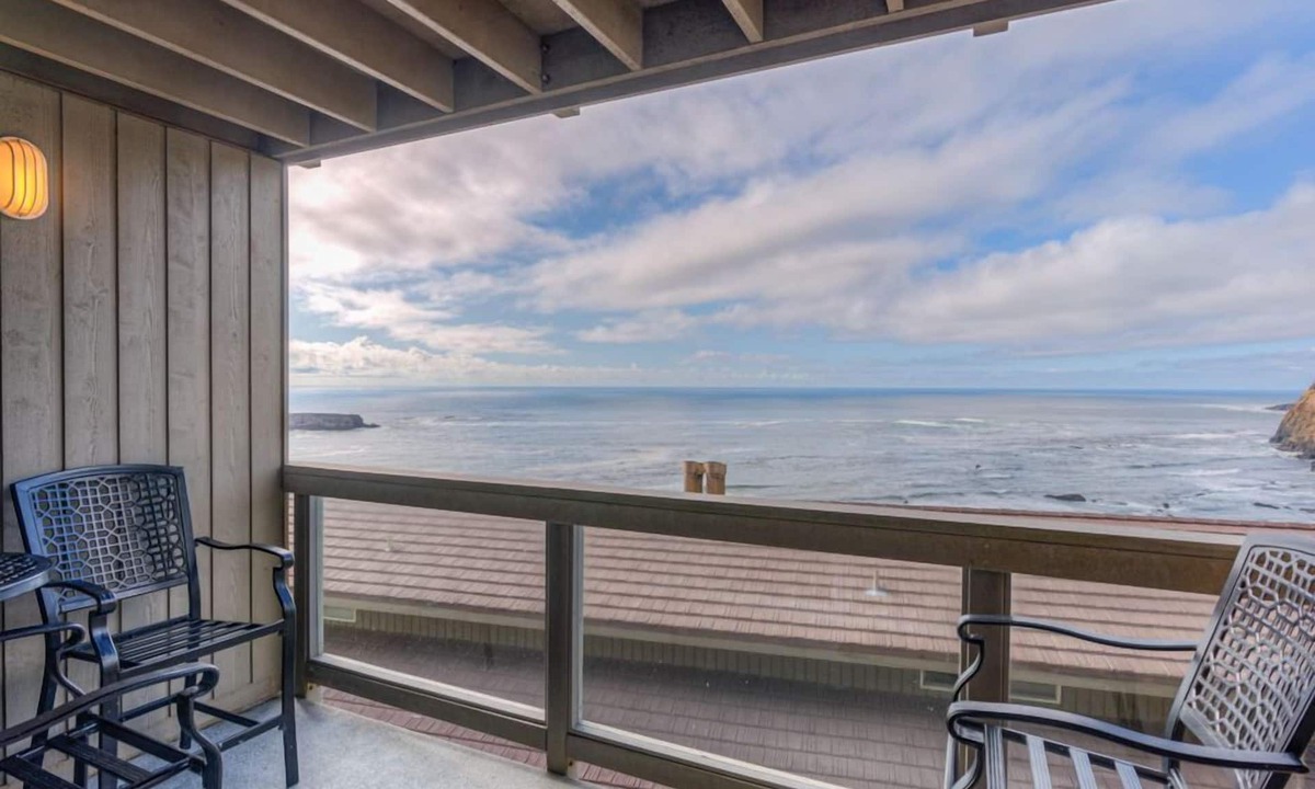Otter Rock Apartment | Ocean-View Suite w/2 Queen Beds