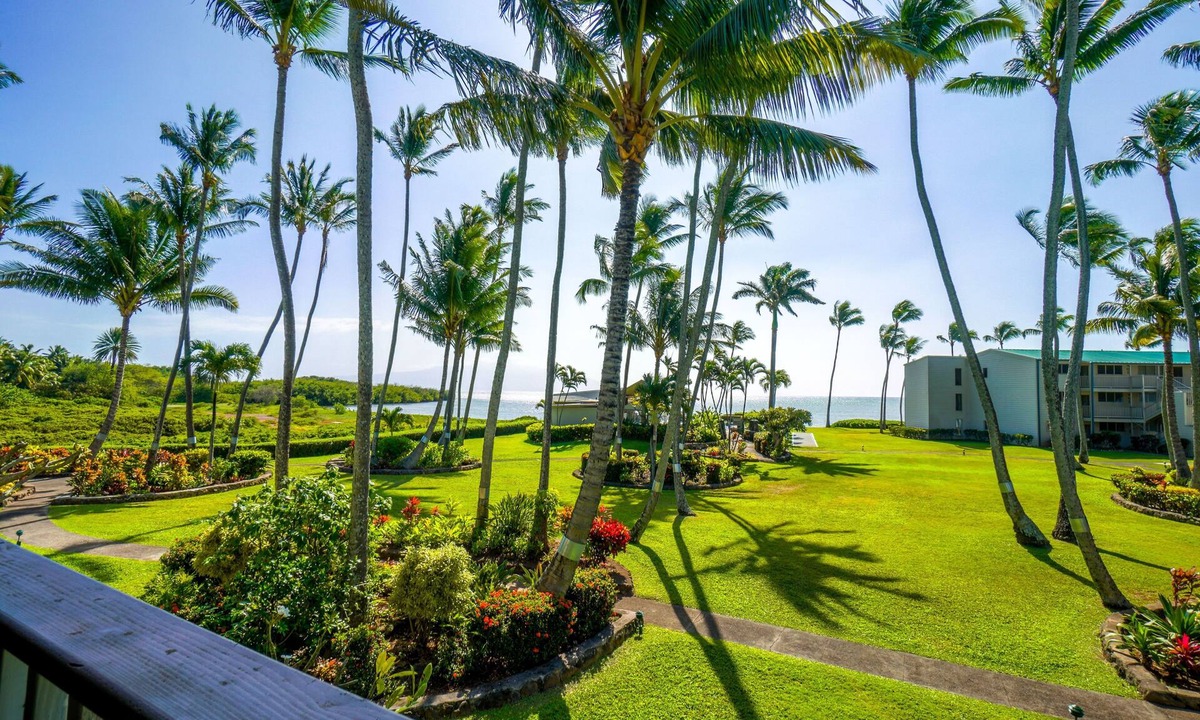 Ualapue Condo | Ocean-View Wavecrest Condo w/Pool & Tennis