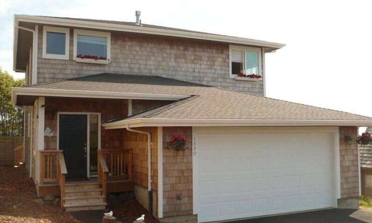 Roads End House | Ocean View with 3 Master Suites in Roads End!