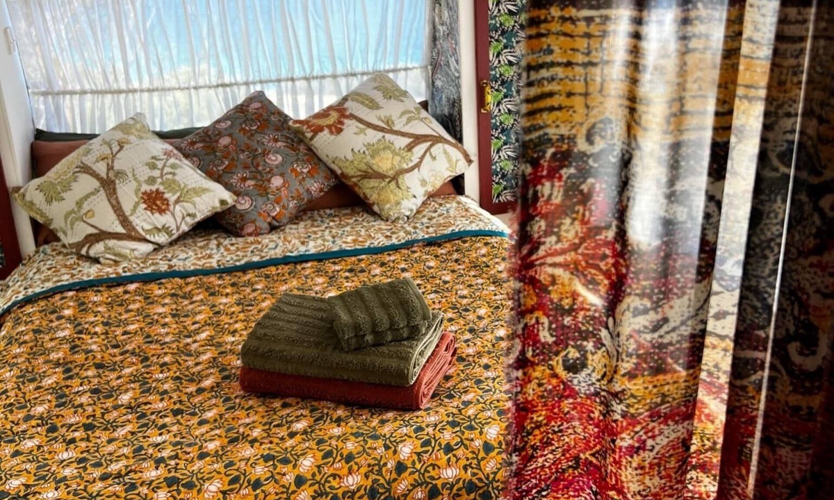 Penneshaw House | Ocean Views Bus Stay