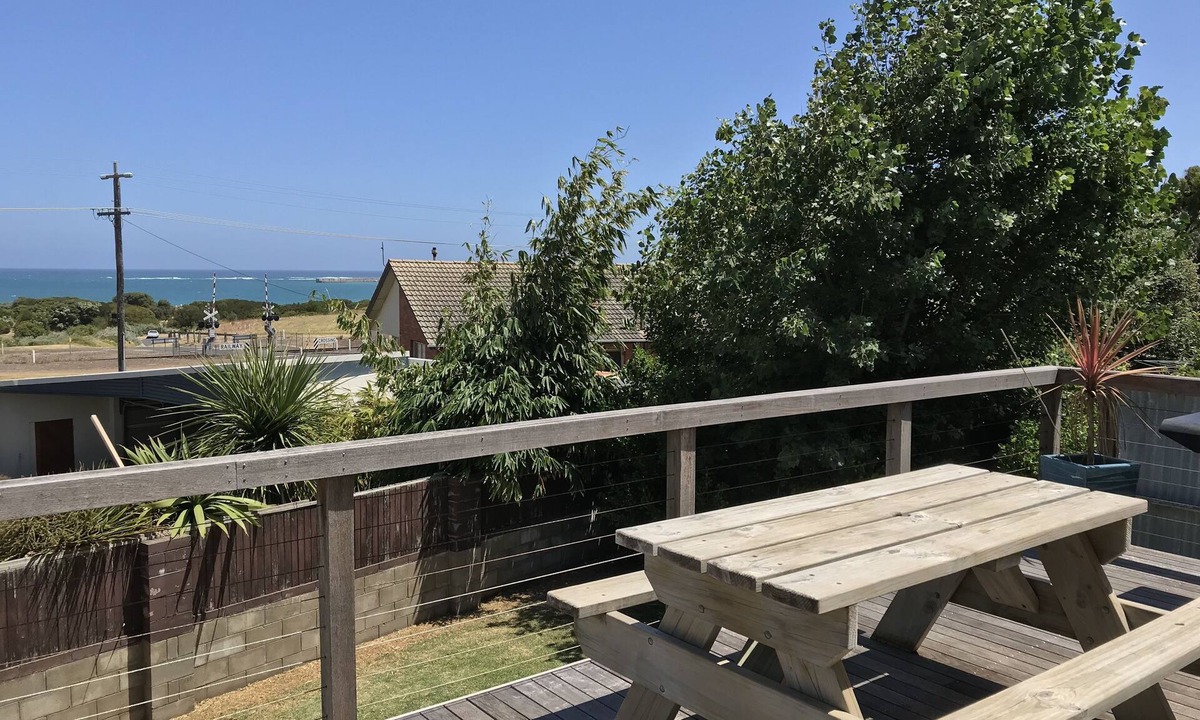 Warrnambool House | OCEAN VIEWS from the Back Deck with Free WIFI