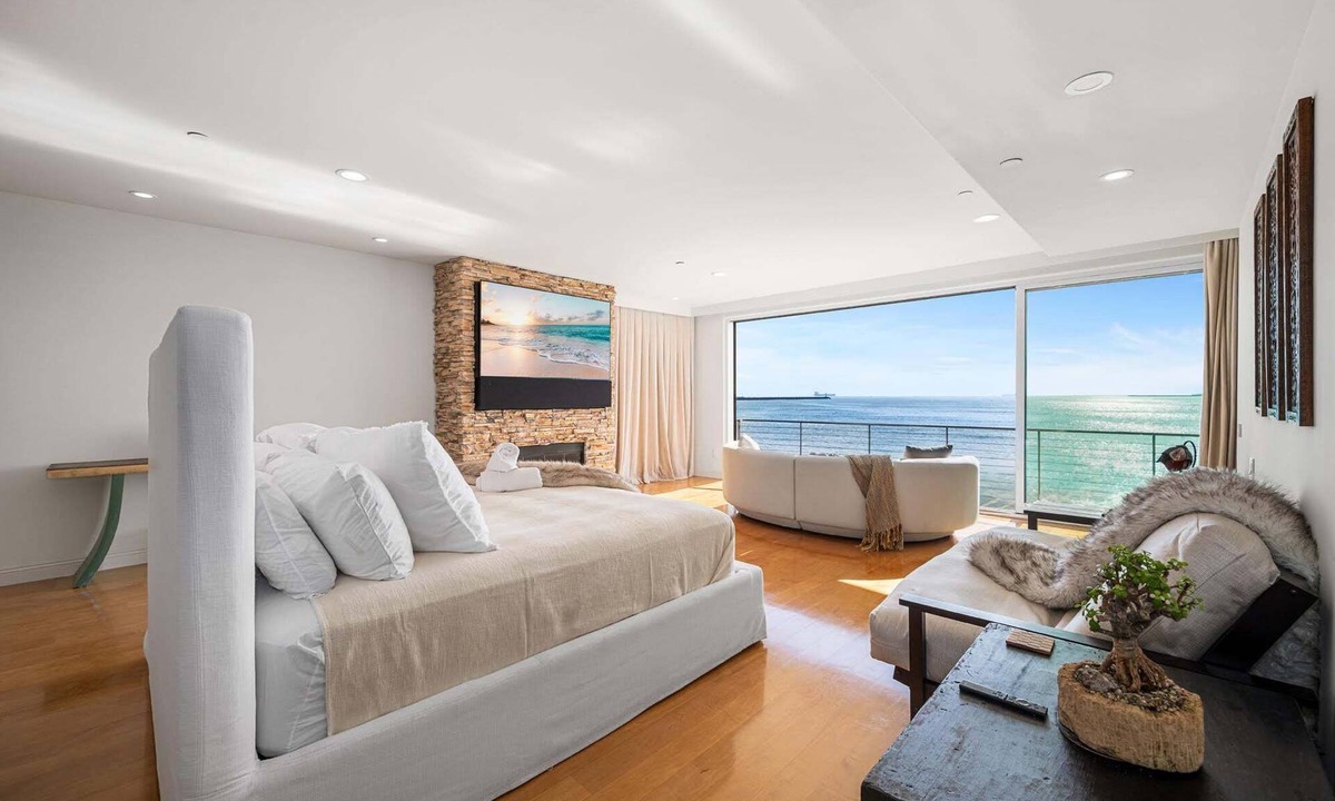 Peninsula Apartment | Ocean Views in Long Beach