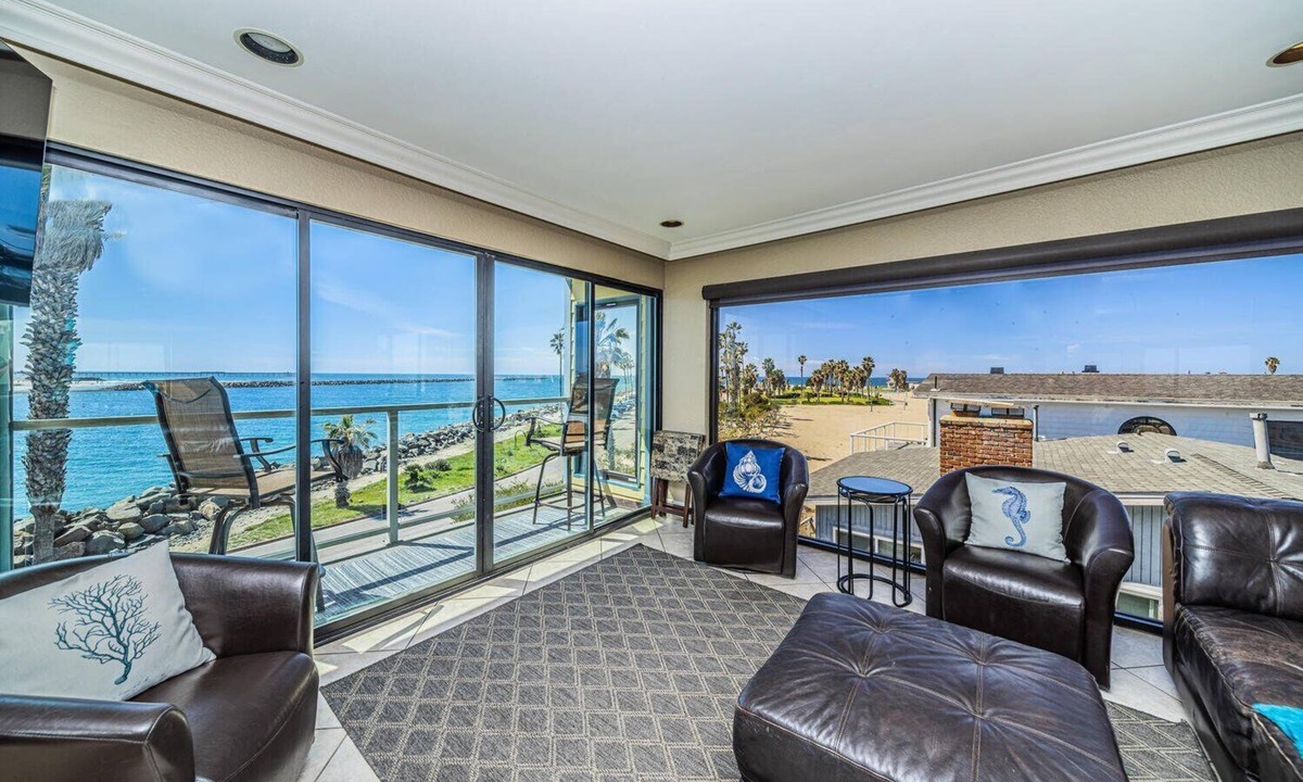 South Mission Beach Condo | Ocean Views * Penthouse * Dogs OK!