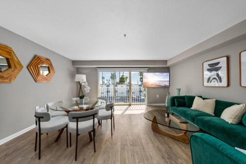 Ocean Park Apartment | Ocean Views - Rooftop Pool 2BR Santa Monica