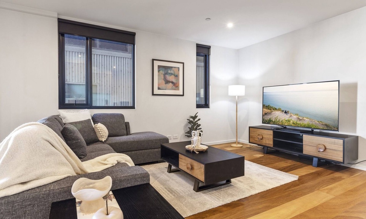 Geelong Apartment | Oceanfront 2-Bed With Balcony & Study Nook