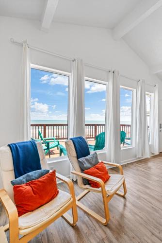 Surfside Beach House | Oceanfront 2BR Cottage w Sunsets Views Comfy and Pet and Family Friendly