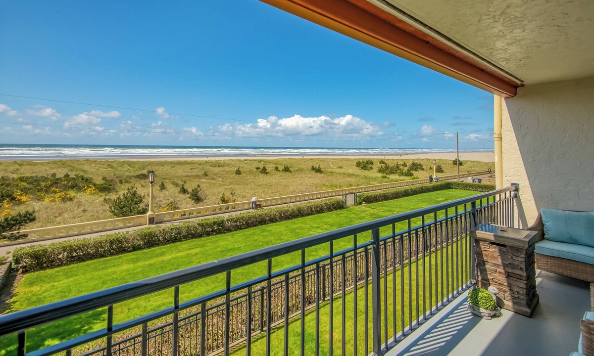 Seaside Condo | Oceanfront 2rd floor Balcony 2 blocks to Turnaround-Work Remotely