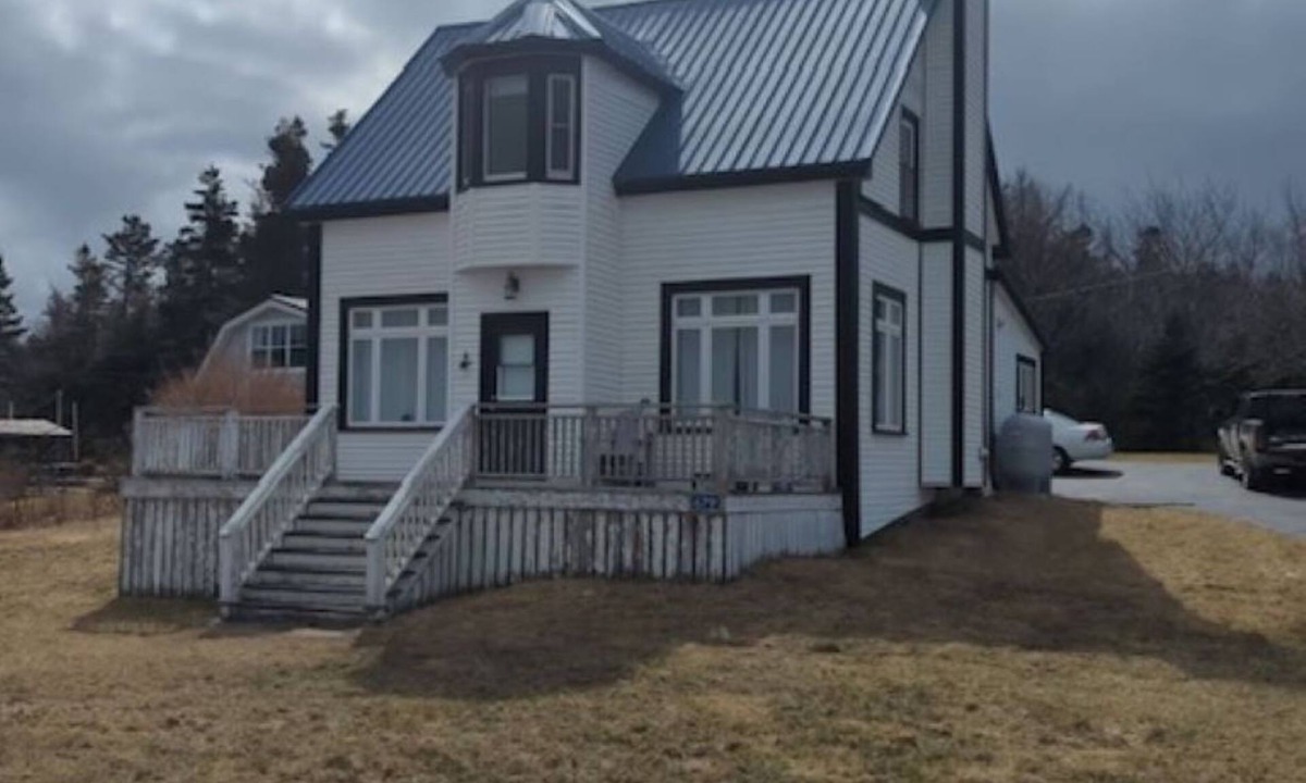 Feltzen South House | Oceanfront 3-Bedroom Captain's House