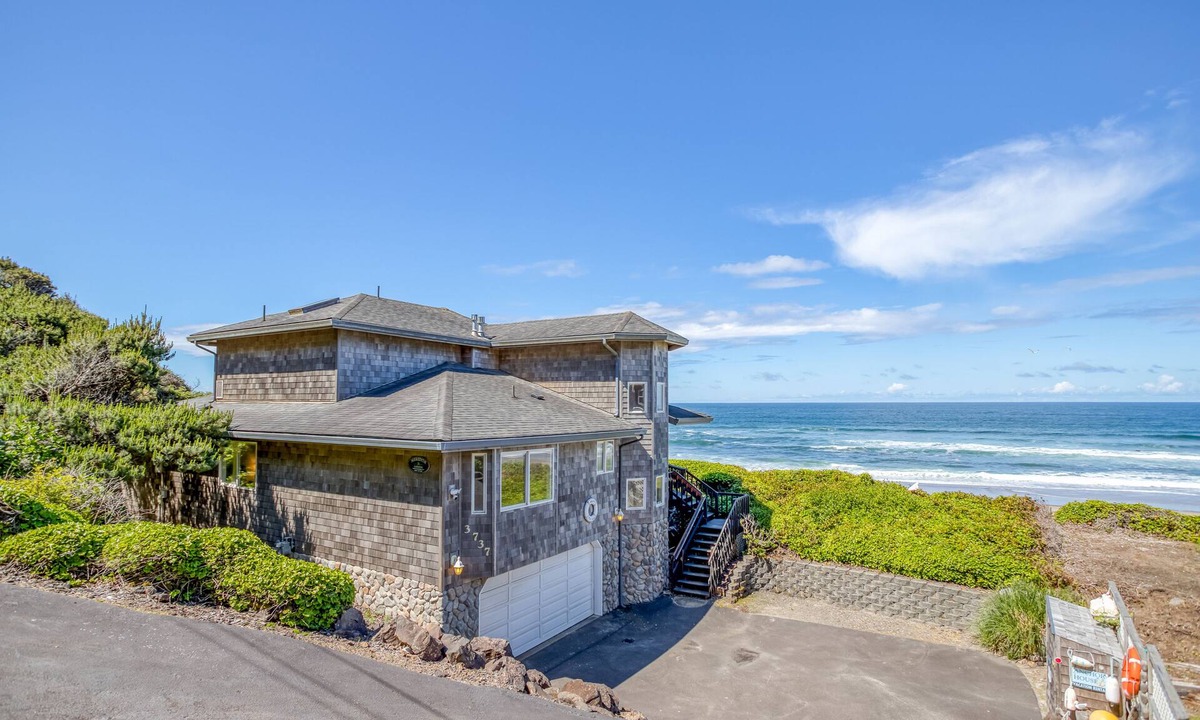 Lincoln City House | Oceanfront Beauty With Splendid View King Suite!