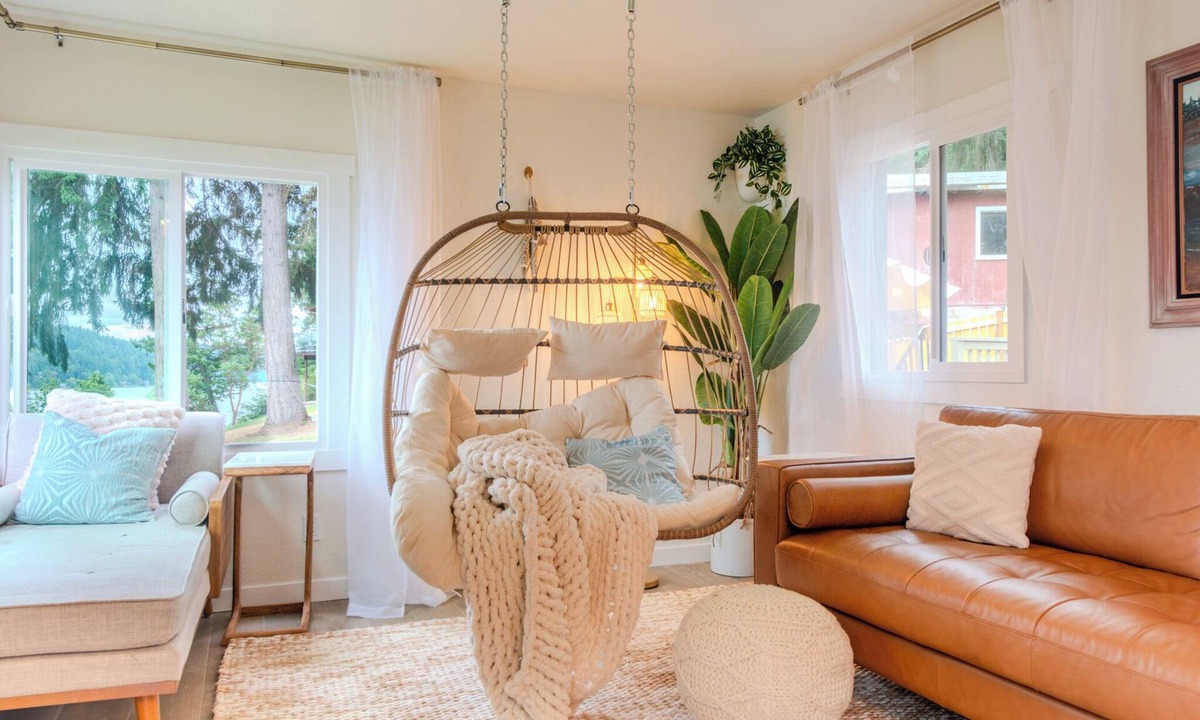 Rollingbay Cottage | Oceanfront boho cottage in Bremerton