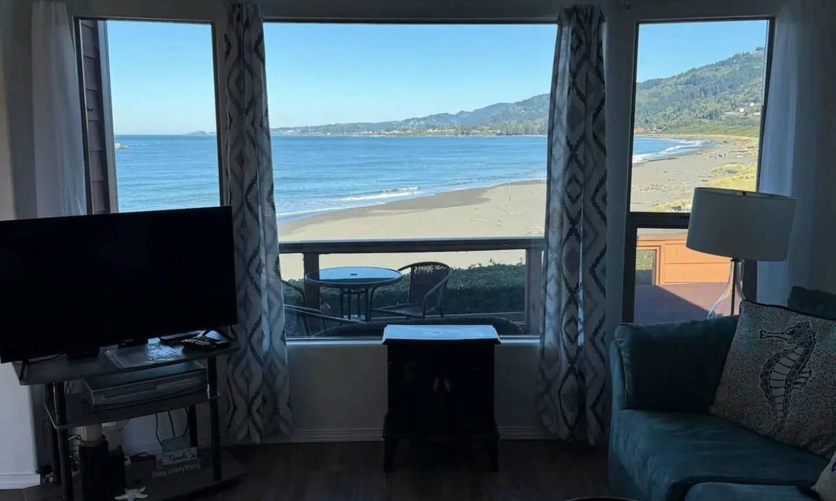 Smith River Cabin | Oceanfront Cabin 4 with Private Jacuzzi & Stunning Views