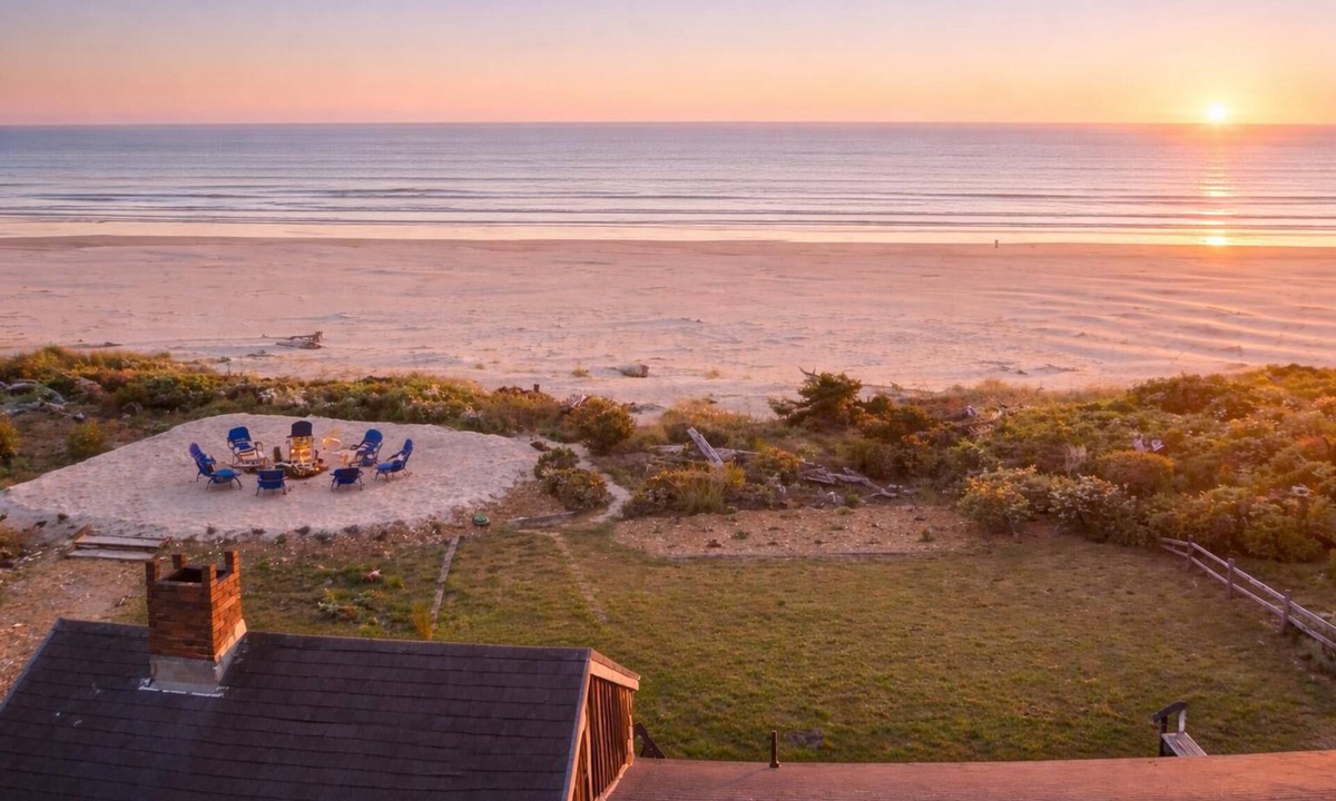 Neahkahnie Beach Cottage | Oceanfront Cottage on Manzanita Beach | Private Beach Access & Fire Pit