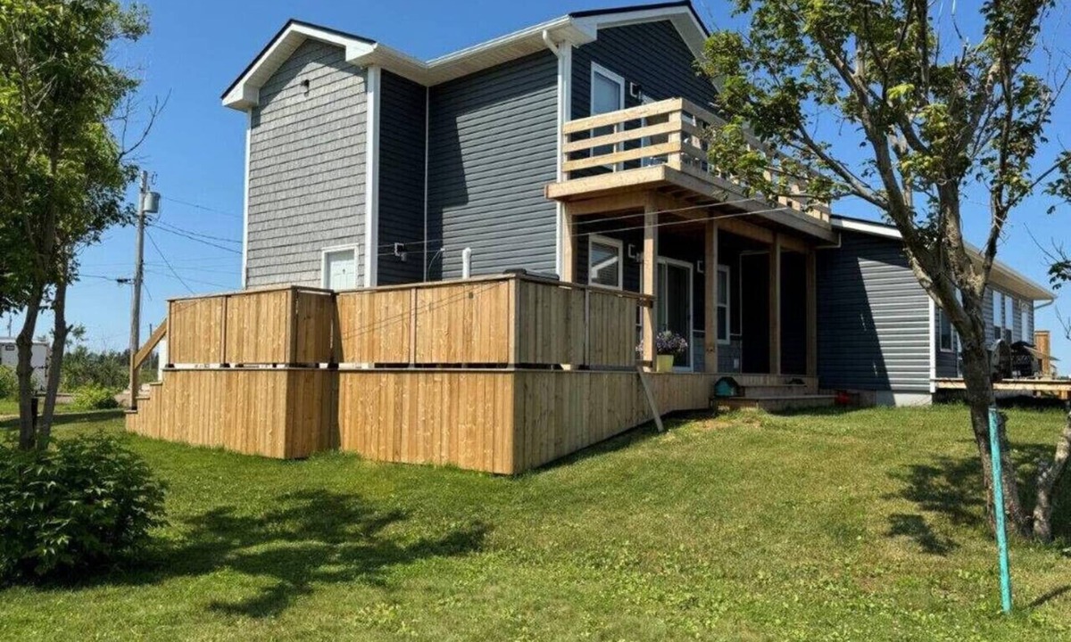 Summerside House | Oceanfront Cottage w/Upper Balcony View