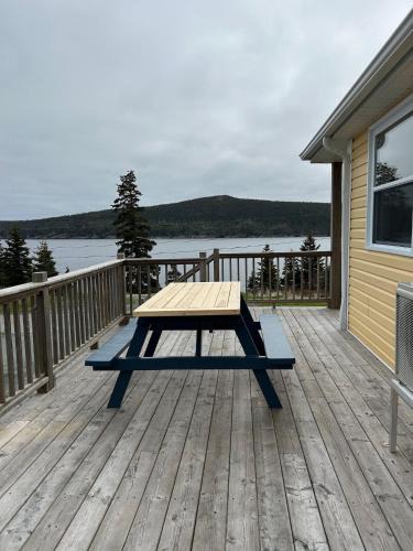Bay Bulls House | Oceanfront Cottage Walk to Trail & Boat Tours