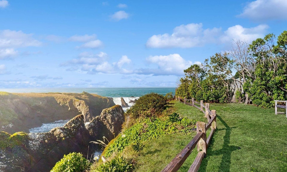 Mendocino House | Oceanfront cottage with beach views & deck