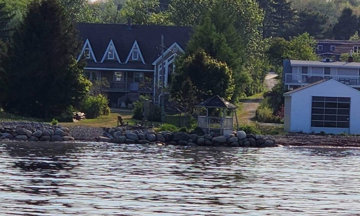 Western Shore Cottage | Oceanfront cozy comfortable cottage!