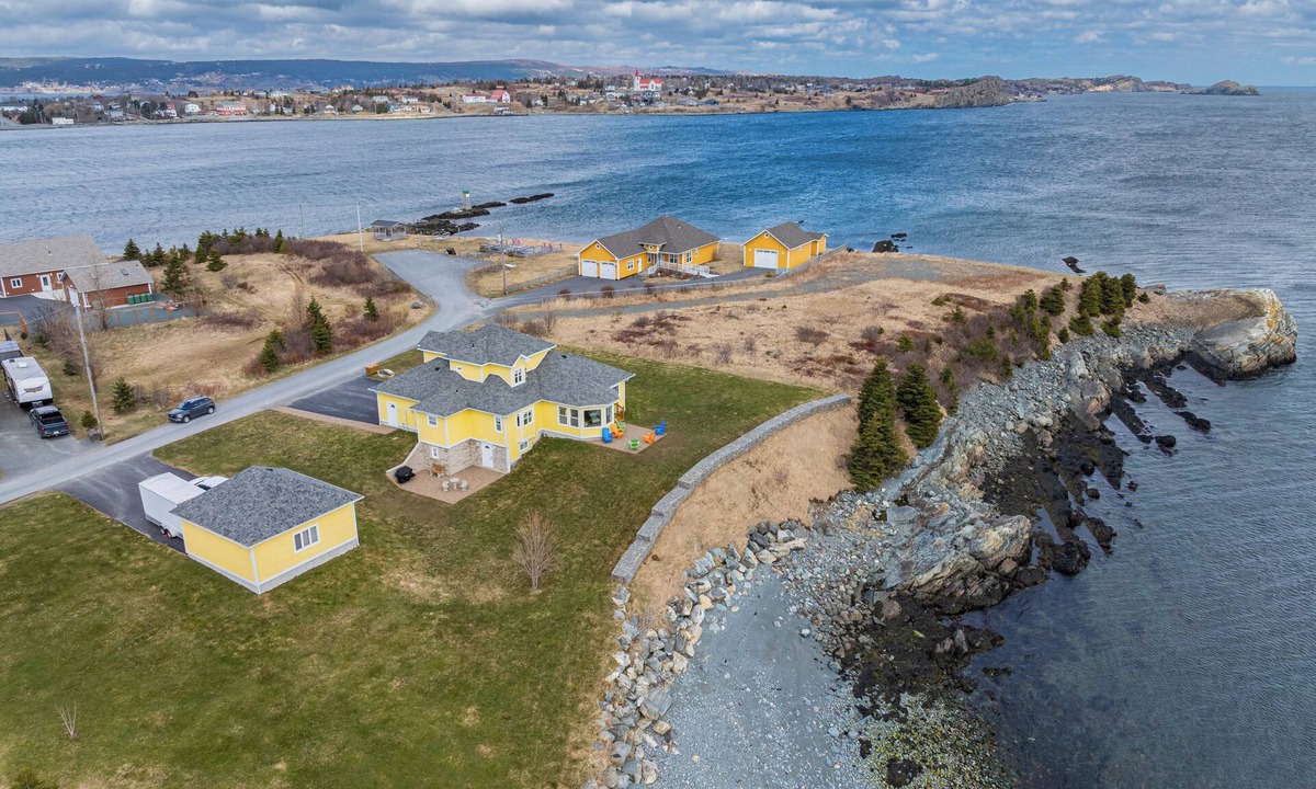 Bay Roberts House | Oceanfront, direct shoreline access, main floor master, jet tub, full ensuite.