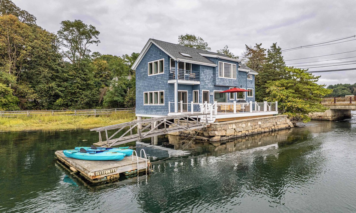 Gloucester House | Oceanfront Dock Escape ~ Kayaks & Paddleboards