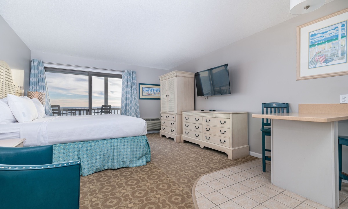 North Truro Apartment | Oceanfront dream studio with full kitchen, AC, bay-view balcony & firepit