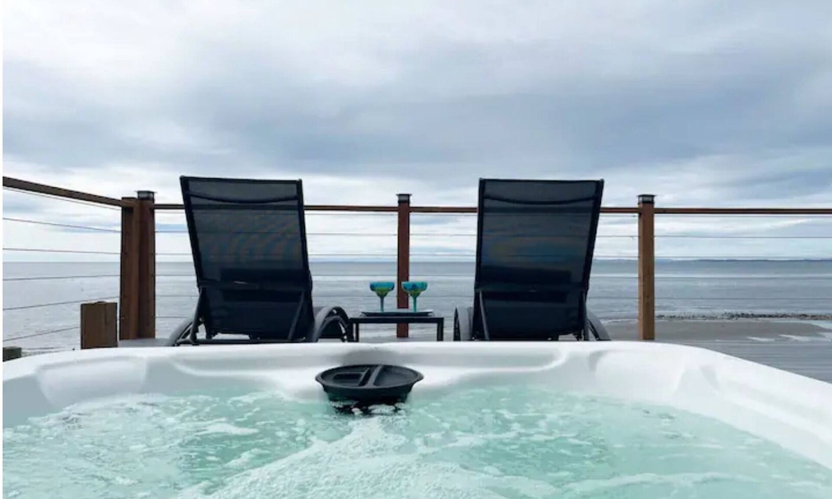 Oak Harbor House | Oceanfront Escape w/Hot Tub!.
