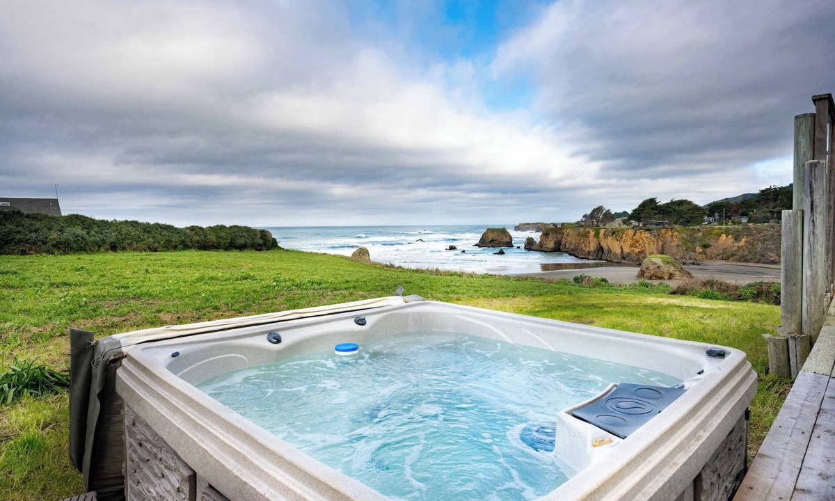 Fort Bragg House | Oceanfront Getaway - Beach Access & Dog-Friendly