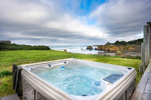 Fort Bragg House | Oceanfront Getaway - Beach Access & Dog-Friendly