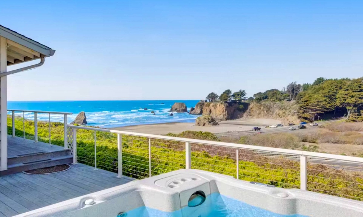 Fort Bragg House | Oceanfront Haven - Hot Tub & Private Beach Access