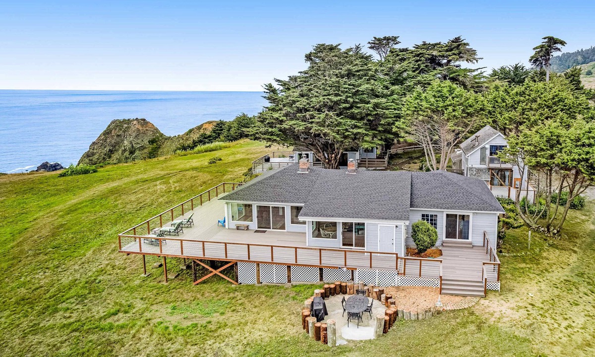 Elk House | Oceanfront Home in Elk-Panoramic Views & Firepit