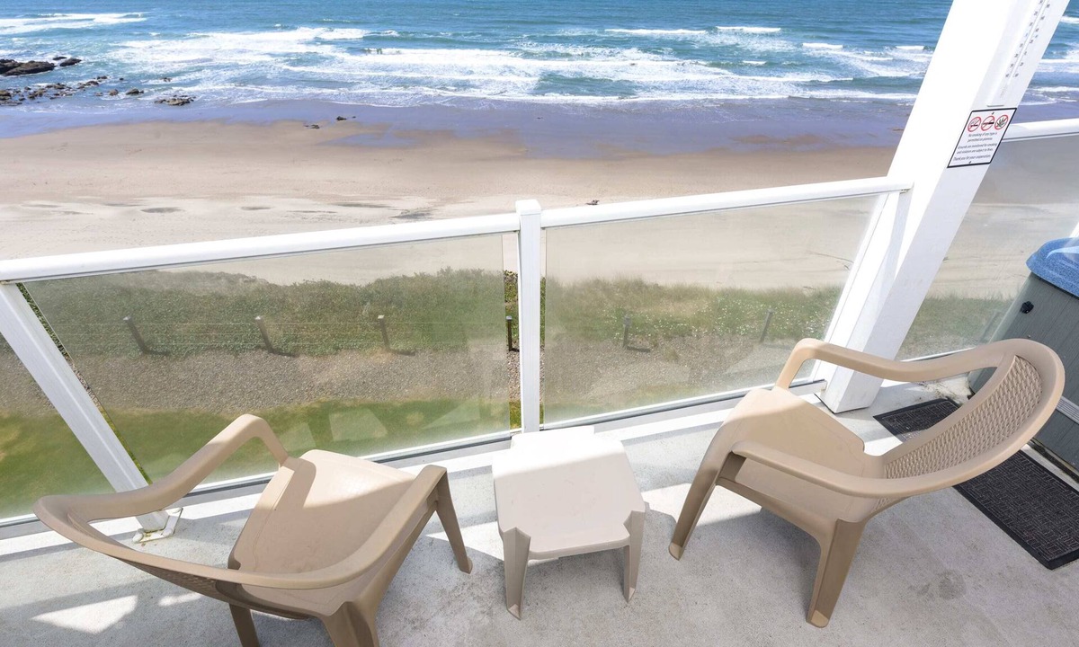 Lincoln City Condo | Oceanfront, Hot Tub, Onsite Pool - Pacific Life