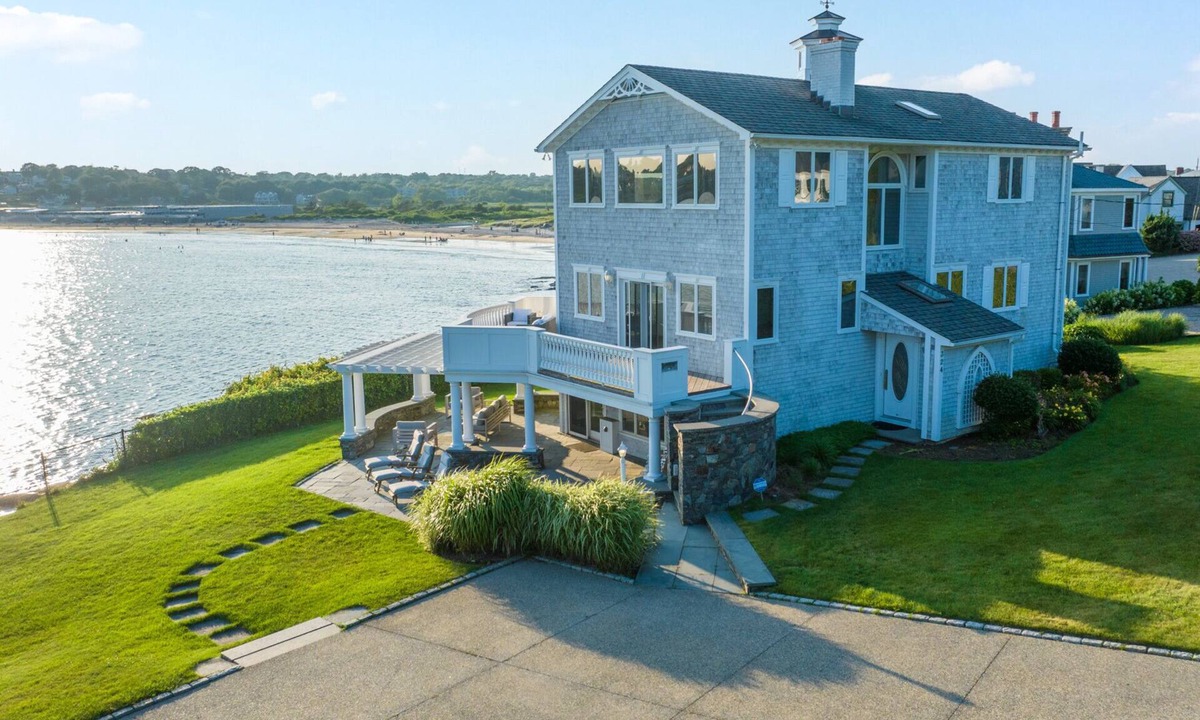 Bonnet Shores House | Oceanfront House in Narragansett