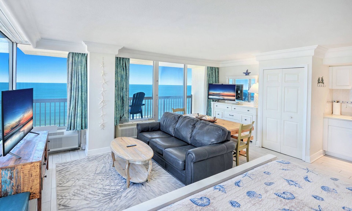Ortona Park Condo | Oceanfront King Studio | Largest Balcony | Beach
