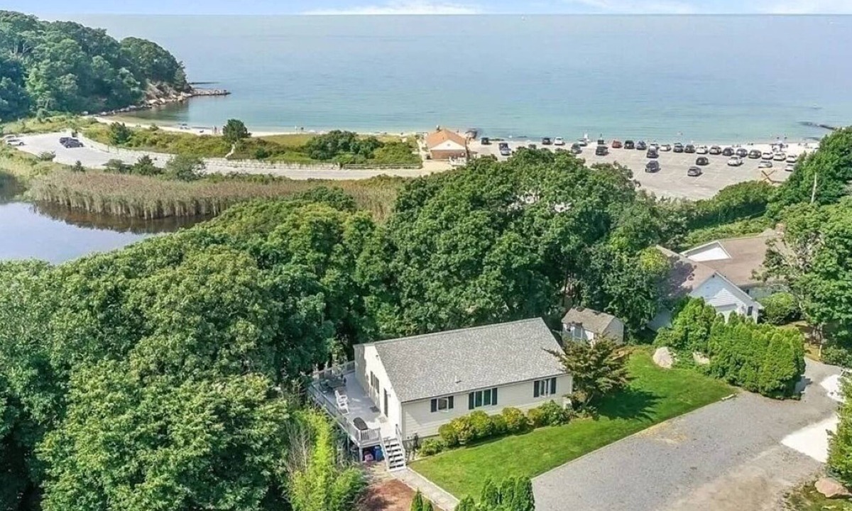 West Falmouth House | Oceanfront, Old Silver Beach