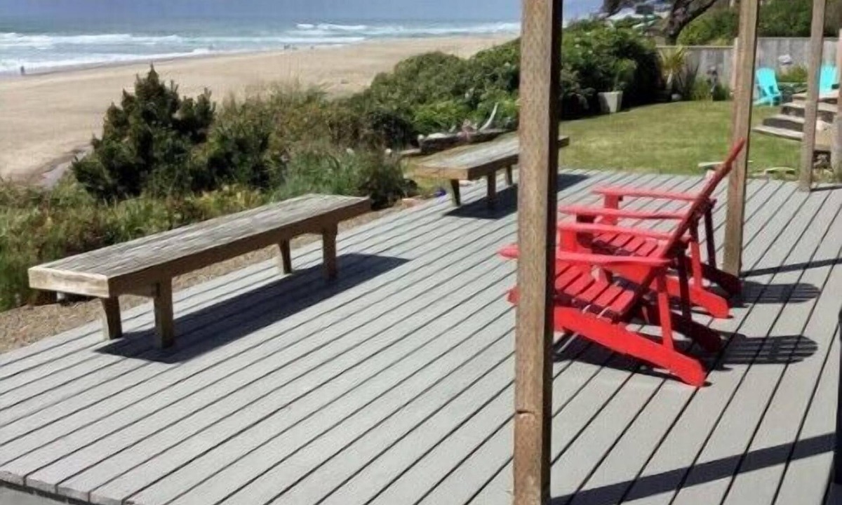 Lincoln Beach Apartment | Oceanfront One Bedroom, One Bath n