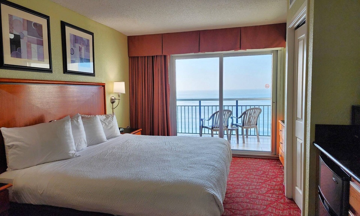 Downtown Myrtle Beach Condo | Oceanfront Penthouse Studio at Bayview: Pools, Boardwalk & Stunning Views!