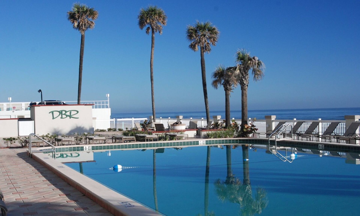 Ortona Park Condo | Oceanfront Private Balcony Overlooks Heated Pool