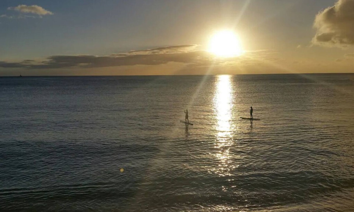 Makaha House | Oceanfront Sandy Beach 6 Bedrooms 4 Baths Jacuzzi