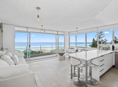 Main Beach Apartment | Oceanfront Serenity At Main Beach
