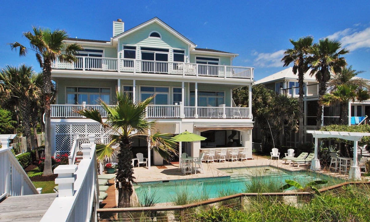 Isle of Palms House | OCEANFRONT/Sleeps 14/BISHOPS/POOL/ELEVATOR/SUMMER KITCHEN