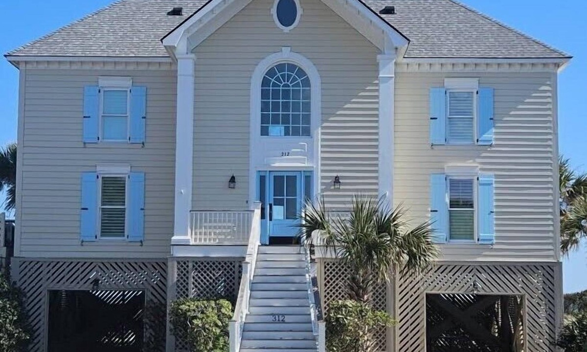 Isle of Palms House | OCEANFRONT/Sleeps 14/OCEAN ESCAPE/HEATABLE POOL/ELEVATOR